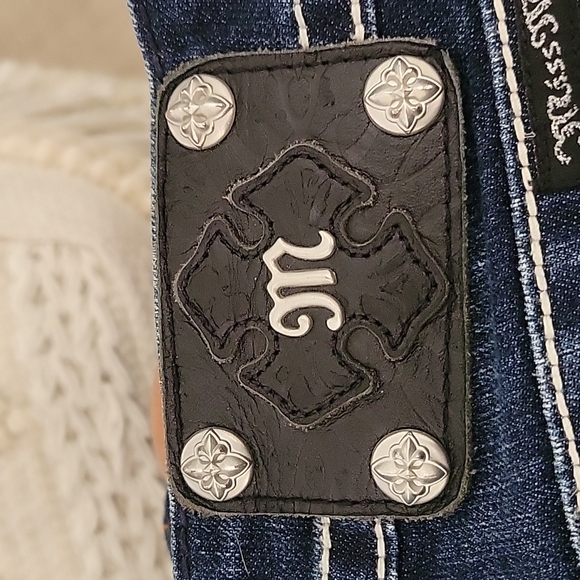 Miss Me Denim Med washed Jp5473p Capri/cropped Jeans.  Flower stitch rhinstone. - Picture 9 of 11